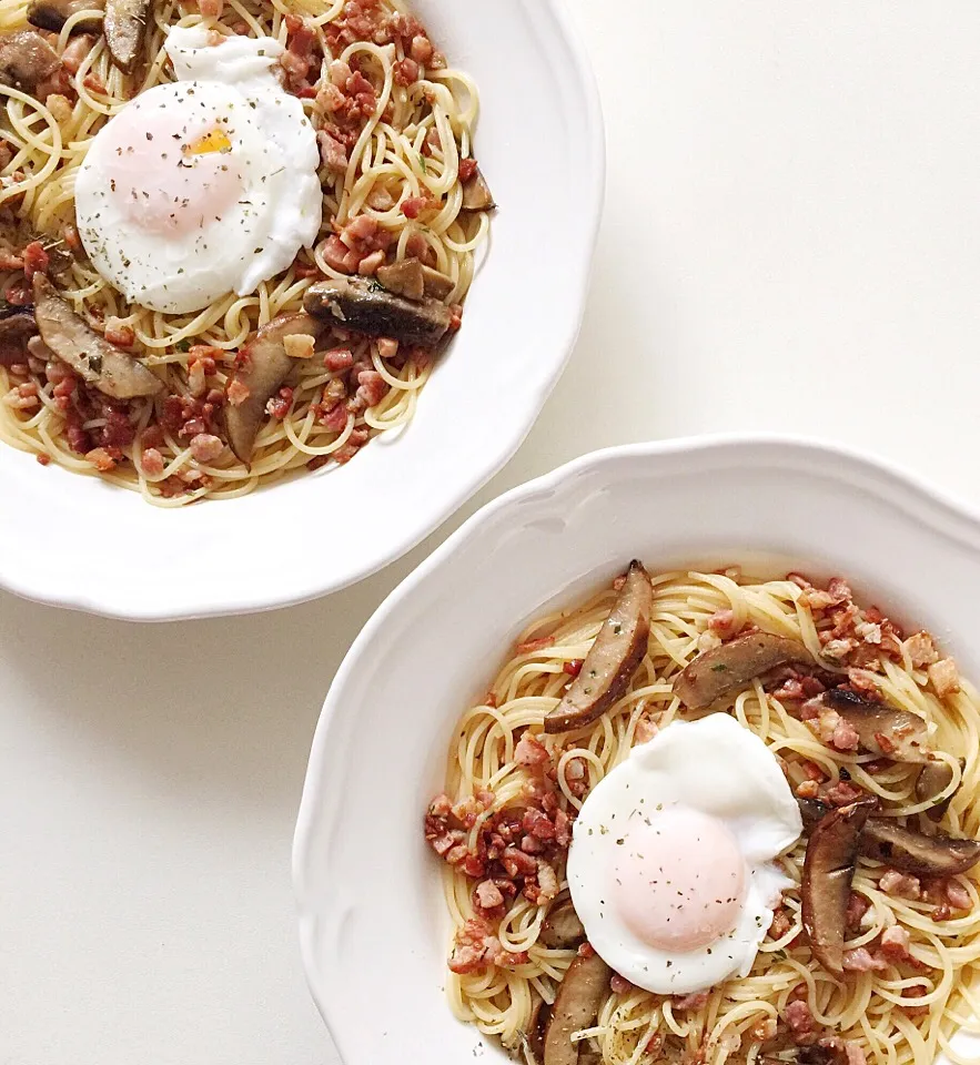 Poached egg on bacon and mushroom pasta|12Dragonさん