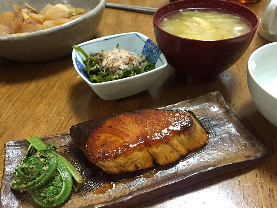 鰤の照り焼き、コゴミ添え|さんだーさん