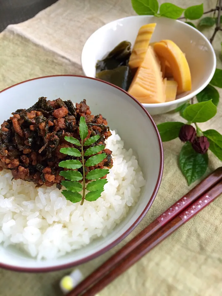 Snapdishの料理写真:独活と豚ひきの赤だし味噌〜♪昨日のウド三昧から♡庭の黒蝋梅を添えて|あまねこ🌿さん