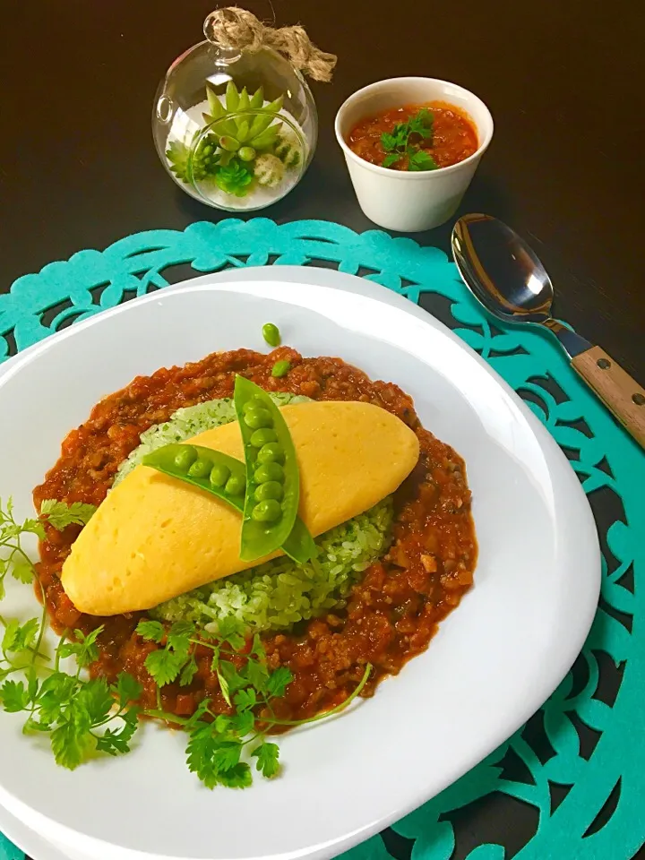 創作オムライス💕グリーンライス、オムレツのせ🍴ミートソースで✨|sanpo318さん