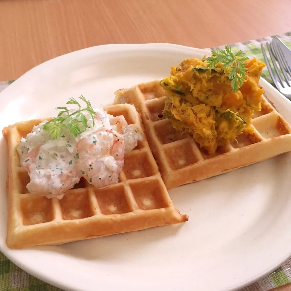 えびマヨサラダとかぼちゃのハニーマスタードサラダのっけお食事ワッフル|かぴこさん