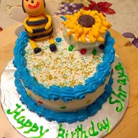 Birthday cake with whipped cream frosting & fondant sculptured bee .|Sheeba Rさん