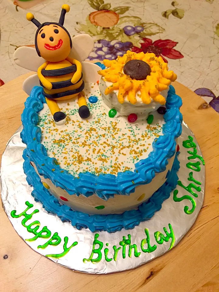 Birthday cake with whipped cream frosting & fondant sculptured bee .|Sheeba Rさん