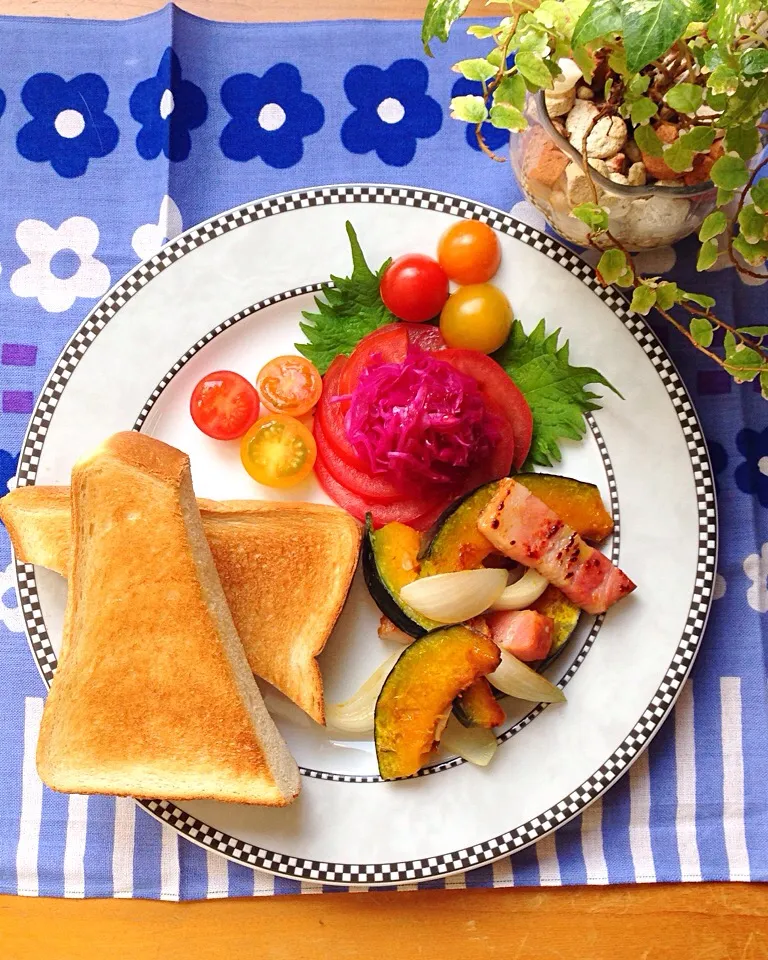 今日のランチのテーマは厚切り★厚切りトースト🍞に厚切りベーコン🐷と厚切りかぼちゃ、新玉ねぎのジャーマンかぼちゃ🎃|Hollyさん