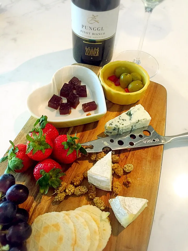 Cheese Platter. Brie, Danksh blue cheese, figs and fig jam, garlic waffers, black grapes , strawberries and dried mulberries.|Aunty Gさん