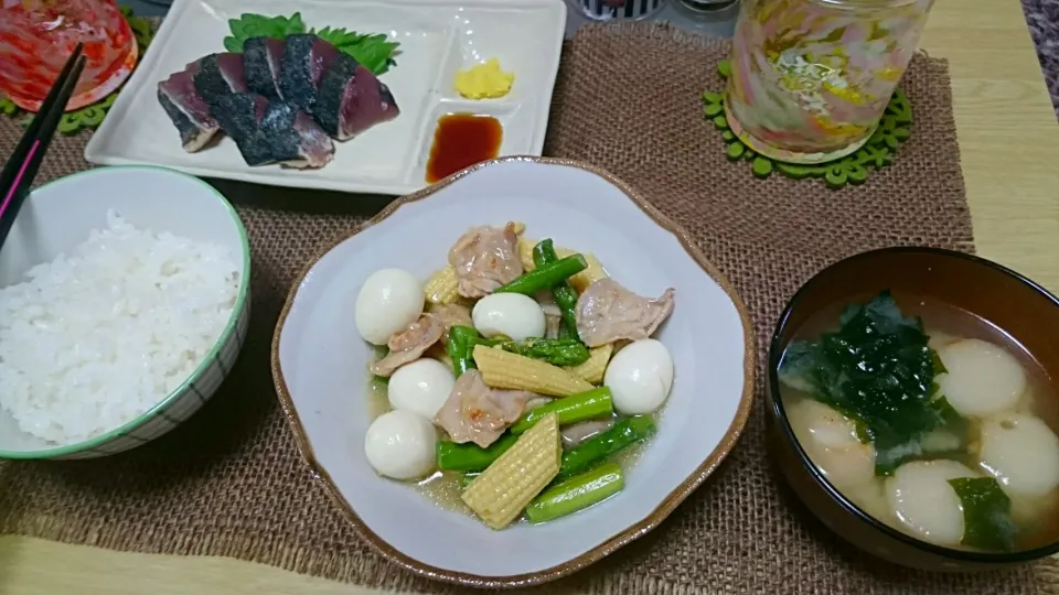 鶏とうずらとヤングコーンとアスパラ炒め中華風、鰹のタタキ、味噌汁|おむすびさん