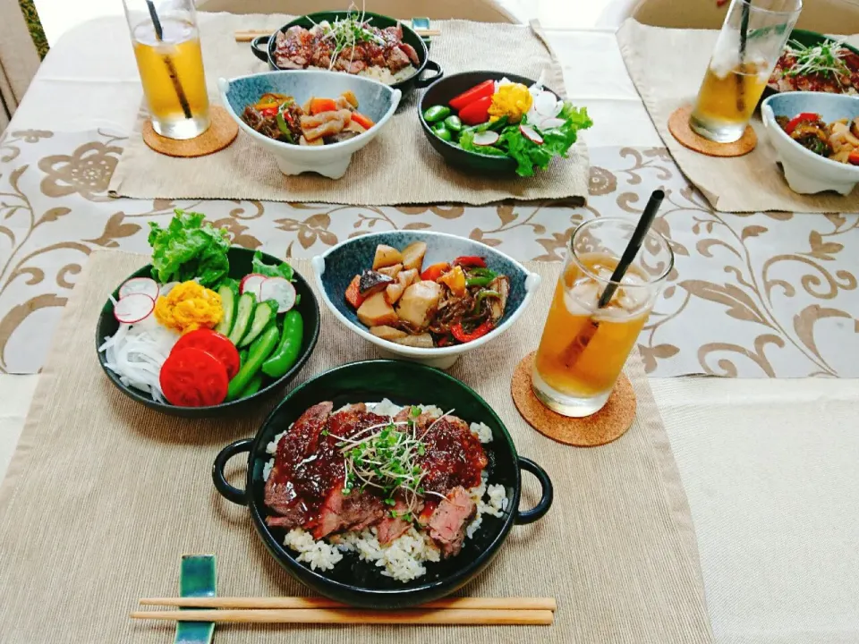 友達呼んで家でランチ。
ステーキ丼
煮物
こんにゃくきんぴら
サラダ|misaさん