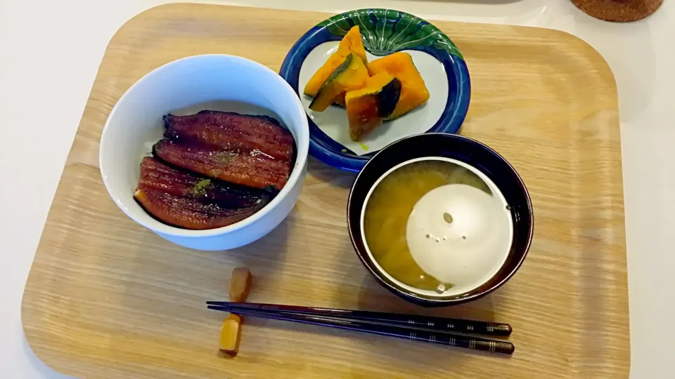 Snapdishの料理写真:今日の夕食　鰻丼、かぼちゃの塩麹煮、玉ねぎの味噌汁|pinknari🐰🌈さん