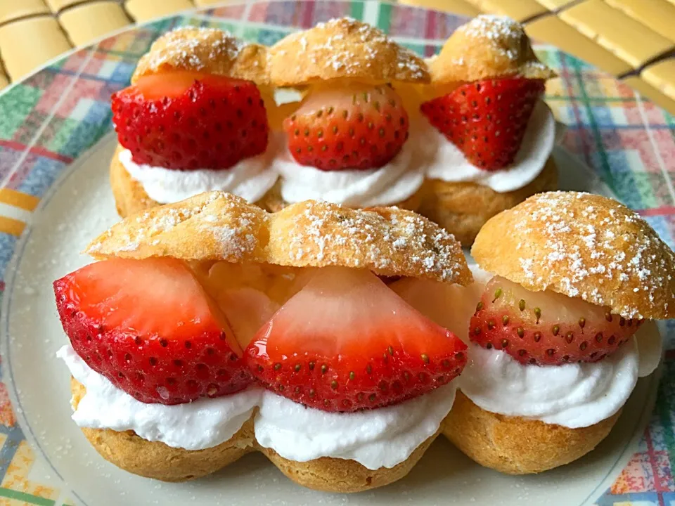 Strawberry & pistachio eclairs|Trish Wongさん