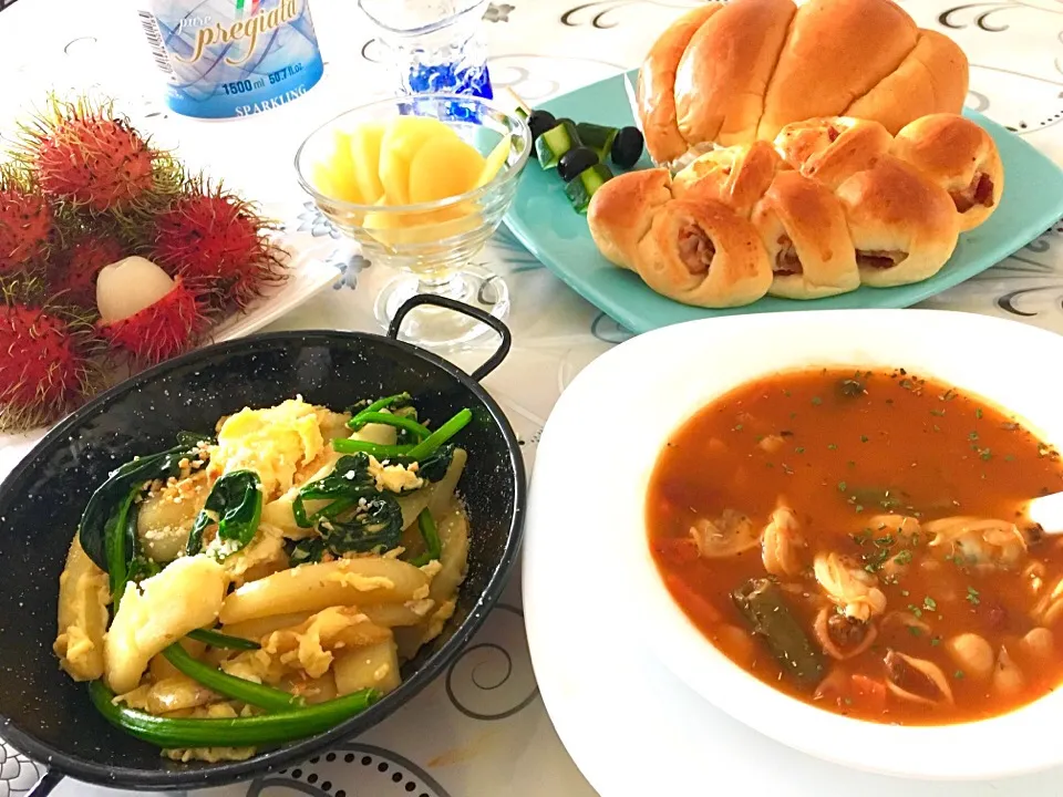 日曜ブランチ🌴焼き立てパン、マンハッタン風クラムチャウダー、じゃが芋とほうれん草のチーたまソテー、ランブータン|ふかرさん