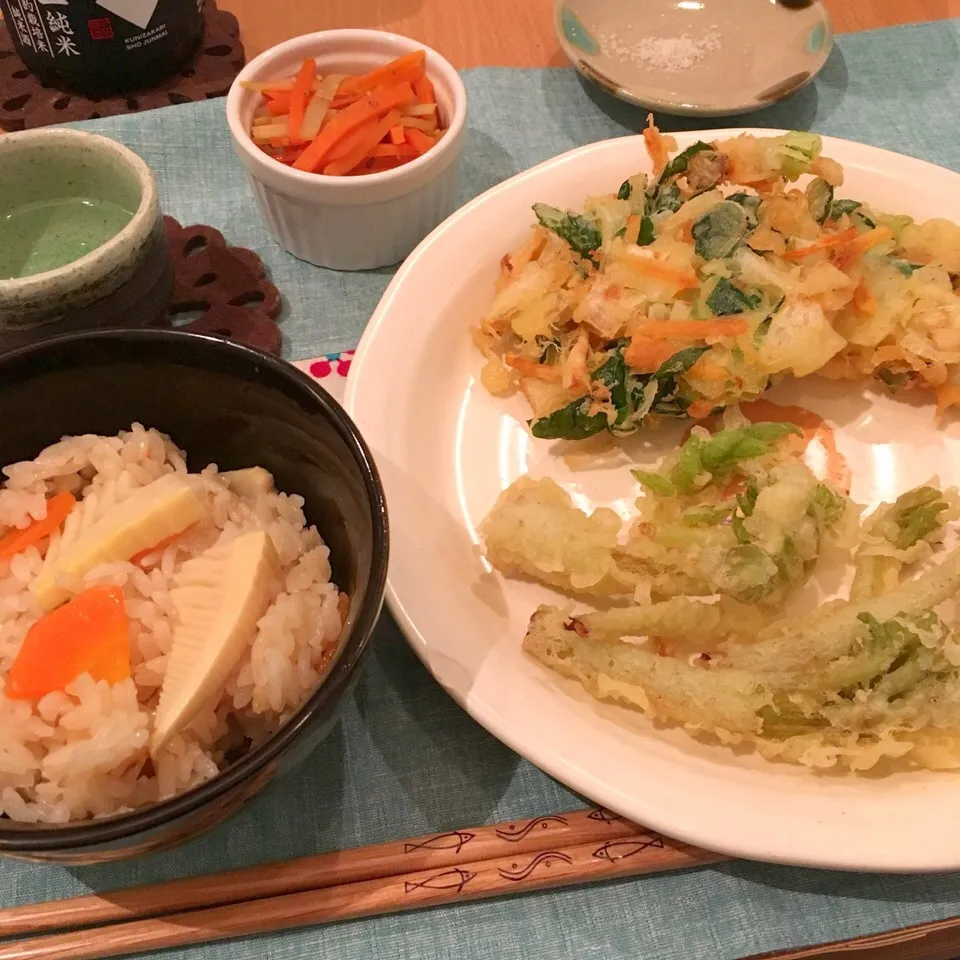 Snapdishの料理写真:うどの芽の天ぷらと、新玉ねぎのかき揚げ、たけのこご飯|かぴこさん