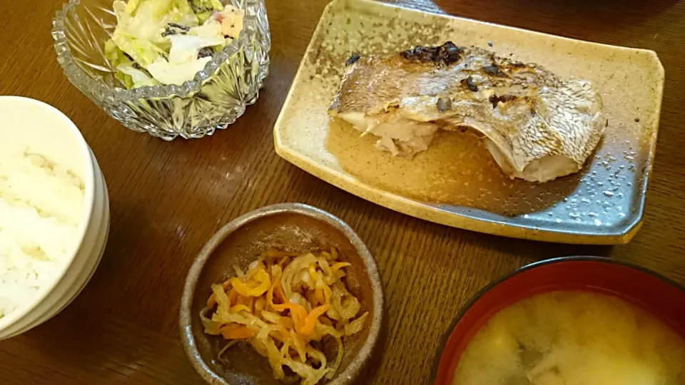 Snapdishの料理写真:鯛の塩焼き、新玉人参お豆腐のお味噌汁、切り干し大根の煮物、タコとレタスのサラダ|アンジェさん