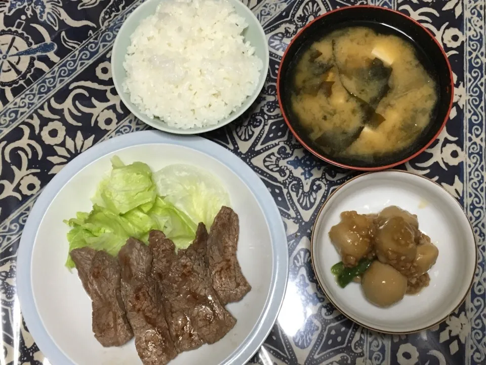 Snapdishの料理写真:ご飯 밥 米飯・牛肉＆レタス 소고기&양상추 牛肉&生菜・里芋 토란 芋頭・味噌汁 된장국 大醬湯   #晚餐  #저녁식사  #夕食  #做菜  #요리  #料理|まりっぺさん