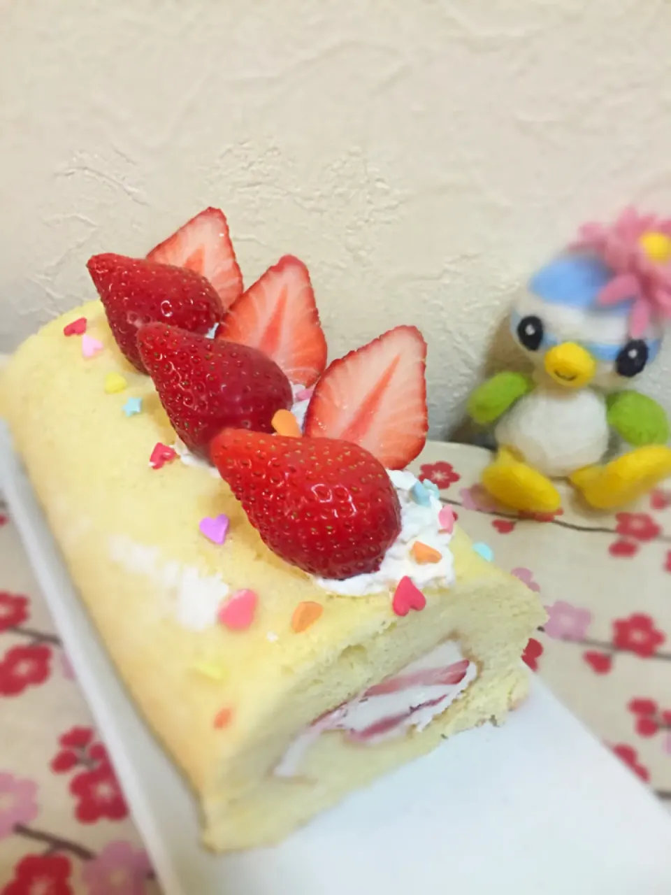 #苺🍓のロールケーキ🍓#ふわふわ生地に🍓苺のコンフィと🍓スライス|ようこさん