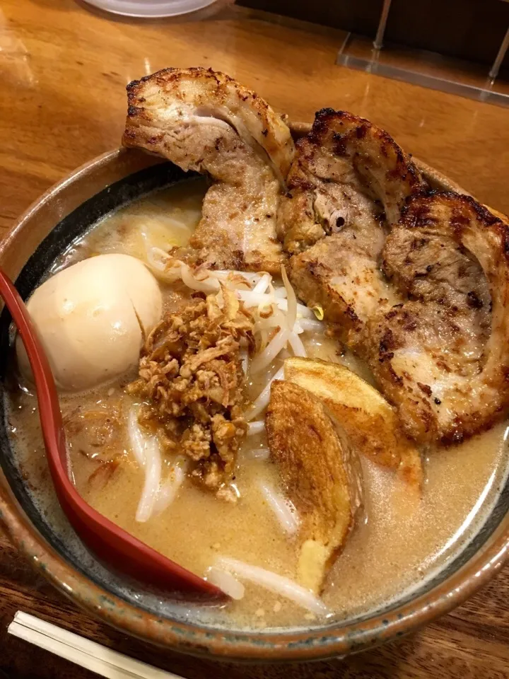 田所商店の北海道味噌炙りチャーシュー麺|もにもにかさん