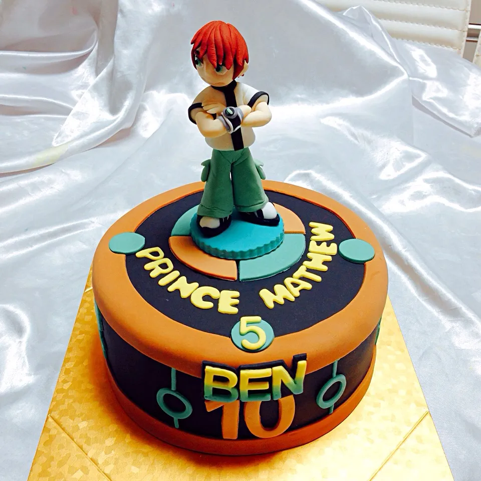 Snapdishの料理写真:Ben 10 fondant Cake|Marisa Gushikenさん