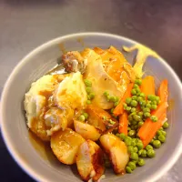 Snapdishの料理写真:Chicken breast, carrots , peas, roast potatoes, mashed potatoes, sage& onion stuffing , chicken gravy.|Karla Collington Ryderさん