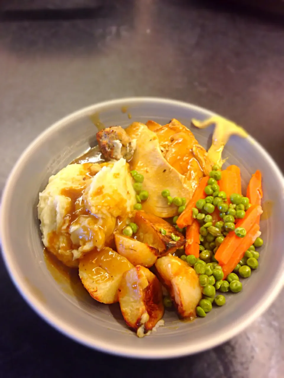 Chicken breast, carrots , peas, roast potatoes, mashed potatoes, sage& onion stuffing , chicken gravy.|Karla Collington Ryderさん