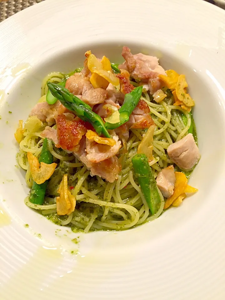 日曜日のパスタ🍝アスパラのジェノベーゼソース🍃カリカリチキン乗せ🍗✨|まみりんごさん