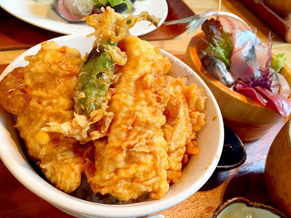 Snapdishの料理写真:♡地元漁港の食堂で地魚天丼とお刺身4点盛り定食♡|miyuさん