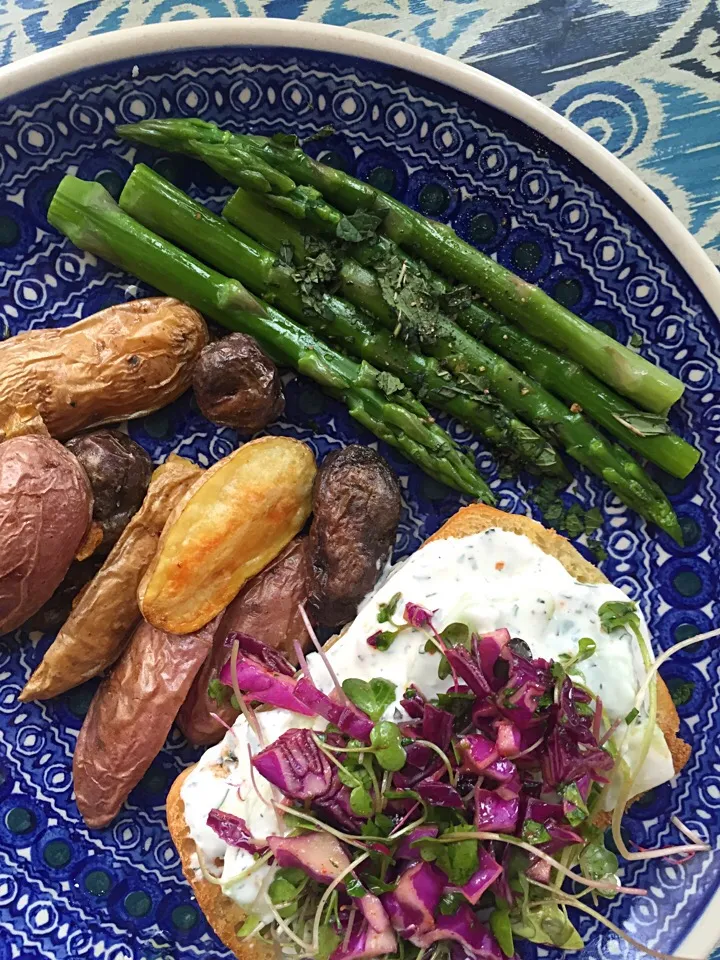 open face cucumber sandwich with asparagus and home fries|Matthew Cashenさん