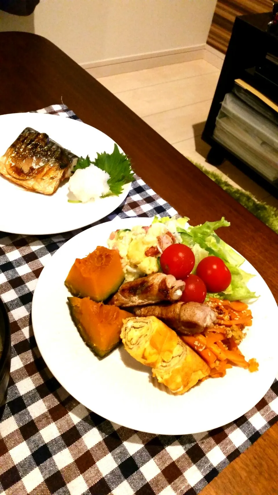 Snapdishの料理写真:お留守番中に作ったごはーん♡塩サバ、人参しりしり、卵焼き、大葉の豚肉巻き、ポテトサラダ、かぼちゃの煮付け、トマト、レタス🍴💕|未来さん