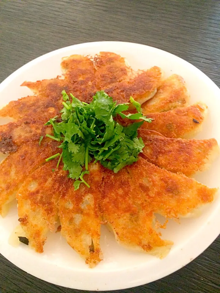 Snapdishの料理写真:เกี๊ยวซ่าทอด/fried gyoza|SaSaさん