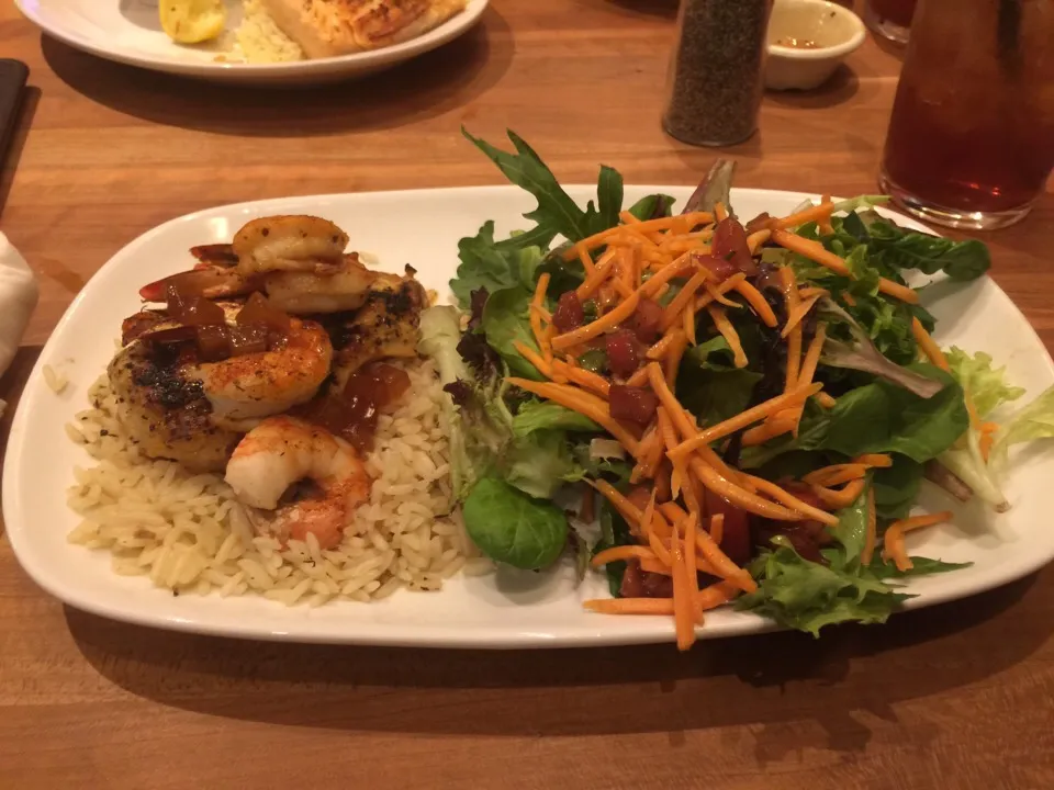 Grilled Heat Chicken & Shrimp over rice w/a garden salad|Richard Thompsonさん