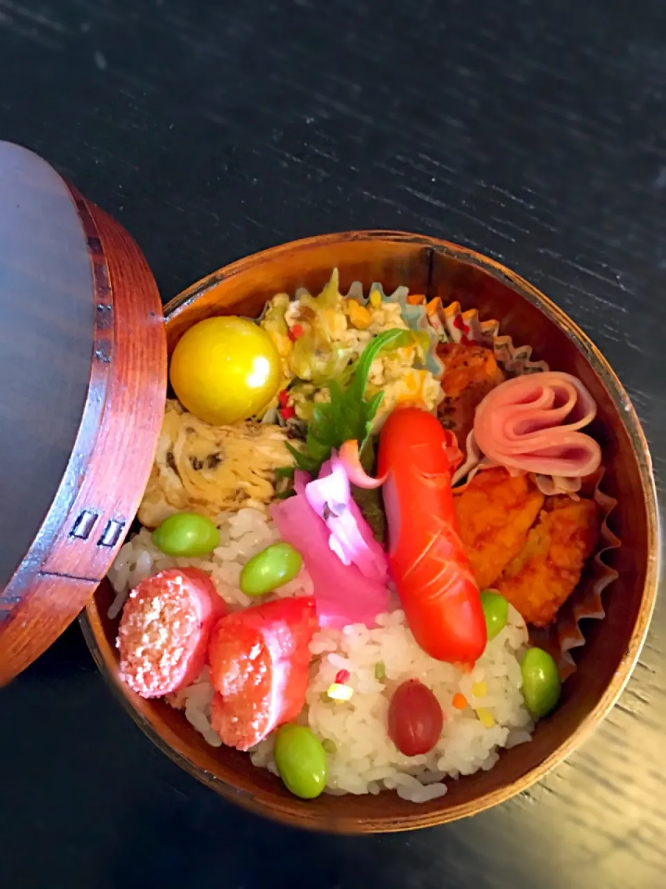 初めての曲げわっぱ🎶
ご飯を詰めるのが難しい💧|しろこ🐾໊さん