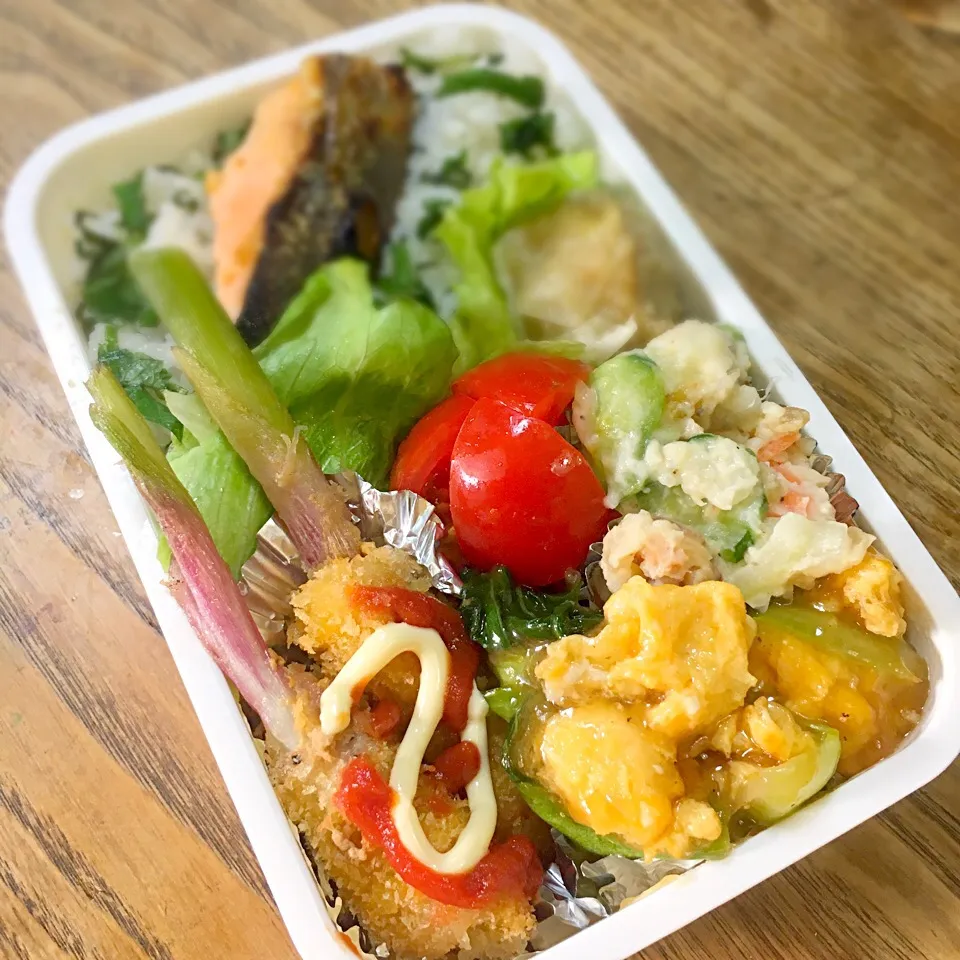 今日のお弁当 ・大葉ごはん ・焼塩シャケ ・葉生姜の豚肉巻きフライ ・青梗菜と卵のオイスター炒め ・カリカリベーコンいりポテサラ  焼売|akiさん