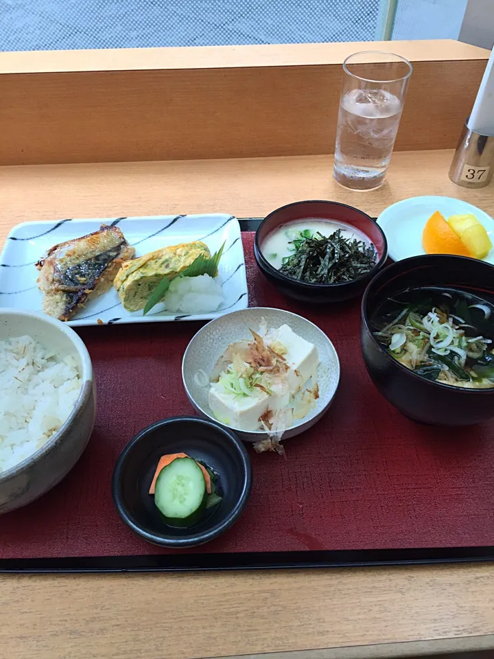 麦御飯とトロロ/鯖味噌焼き あおさ出汁巻き/冷奴/野菜天そば|山内博之さん