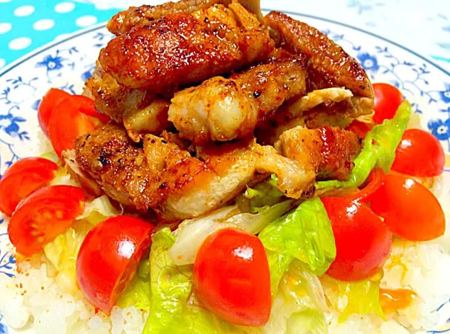 Snapdishの料理写真:にんにくとペッパーオリブオイル 焼き豚肉とサラダライス - Pork fried in soysauce garlic & pepper olive oil on salad rice 😋❤️✨|Liezlさん