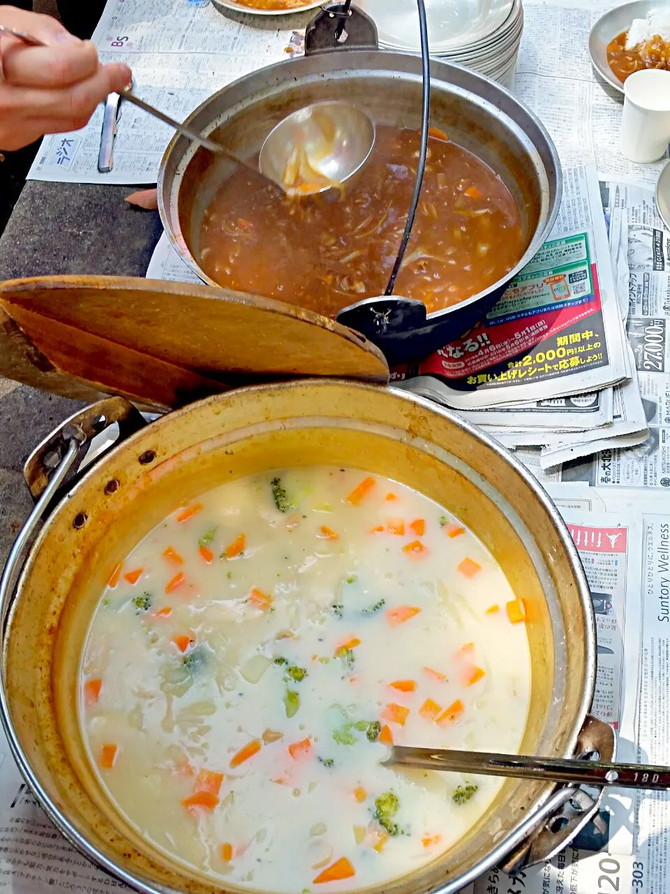 Snapdishの料理写真:キャンプ定番カレーではなくハヤシとクリームシチュー|Morito Kamiyaさん