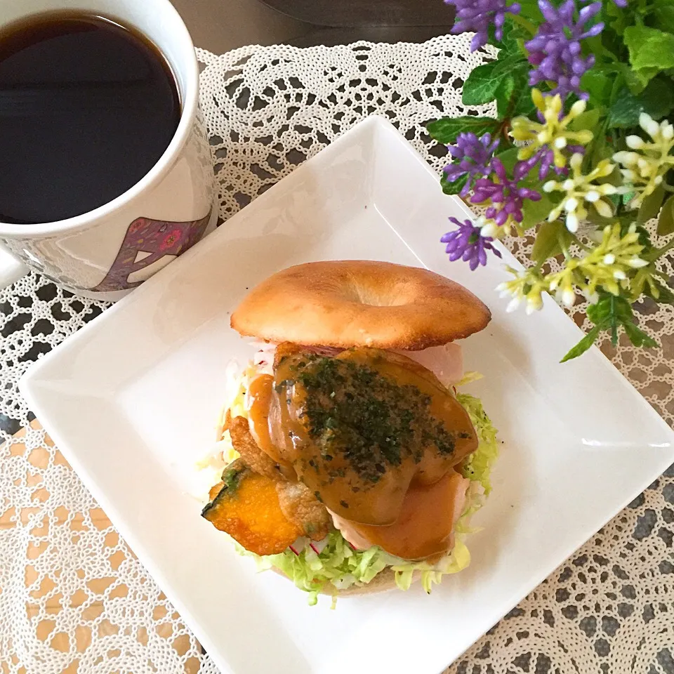 Snapdishの料理写真:4/25❤︎ローストチキン&野菜さつま揚げのカレーソース味❤︎ベーグルサンド|Makinsさん