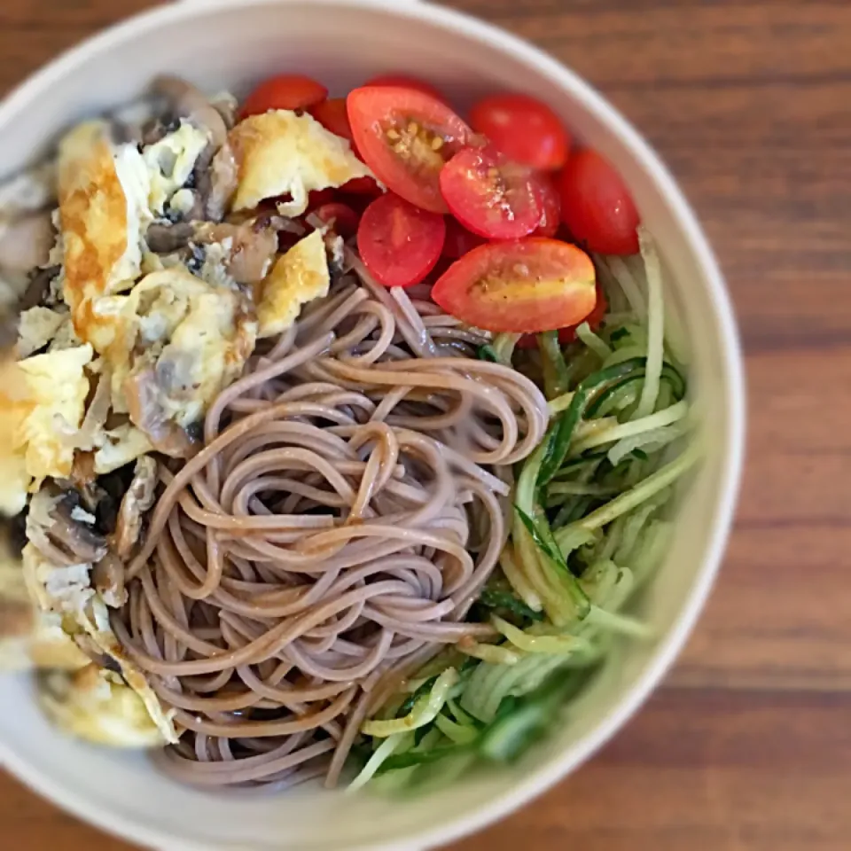 Soba salad with mushroom omelette and sesame dressing|karen limさん