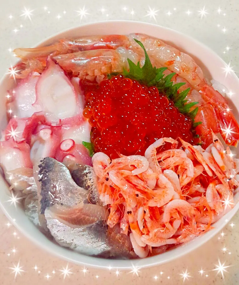 赤い宝石箱 💃✨明日は息子の誕生日です♪
リクエストは海鮮丼♡|ゆっこさん