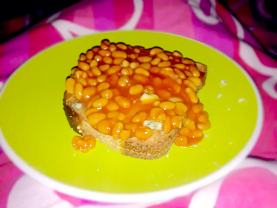 Snapdishの料理写真:Whole meal toast, Stilton cheese & baked beans.|Karla Collington Ryderさん