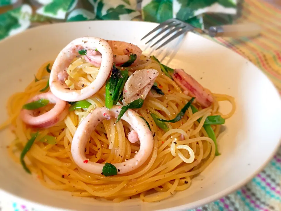 アヒージョの翌日はお約束のパスタ🍝イカと万能ネギ♡|あゆさん