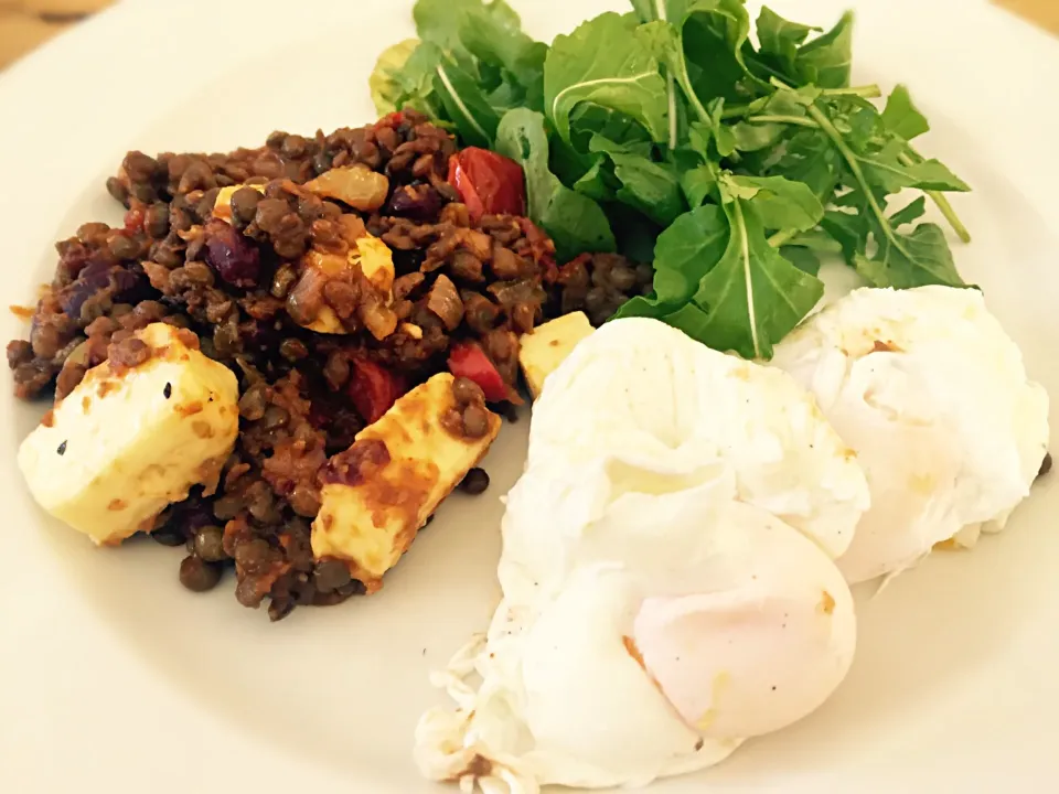 Snapdishの料理写真:2 Poached eggs, lentil & kidney beans, Halloumi and Rocket|Sergio Lacuevaさん