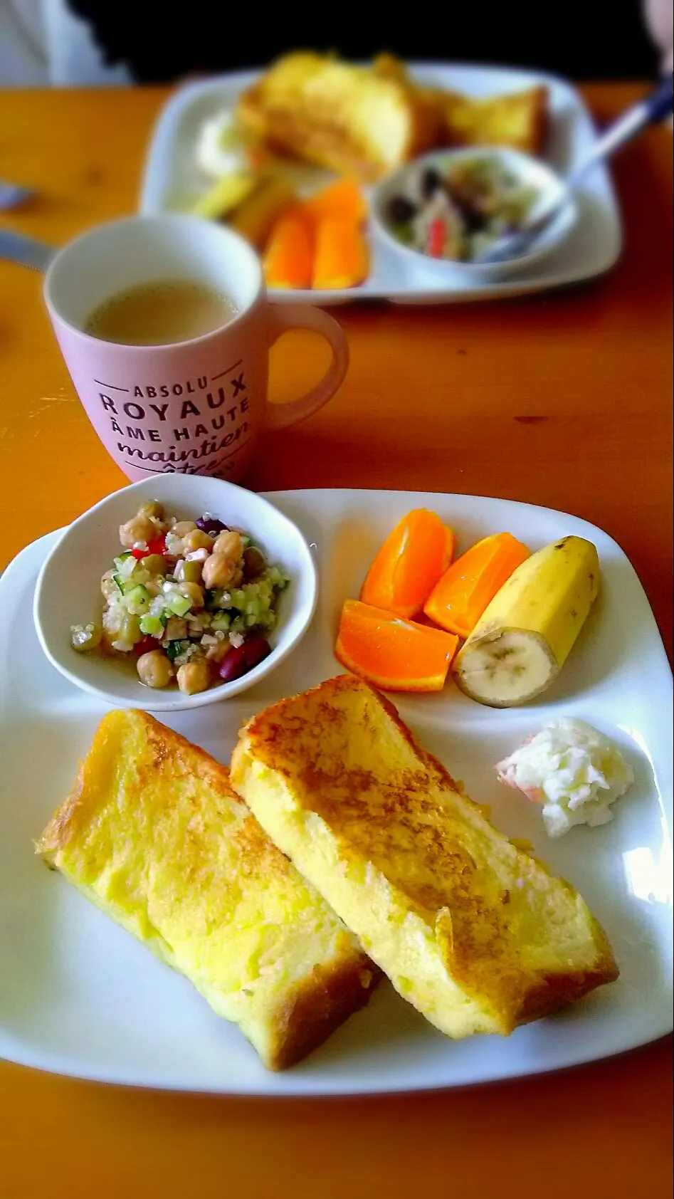 サンデーモーニン。フレンチトーストとキヌアと豆のサラダ、フルーツ。|ちはるさん