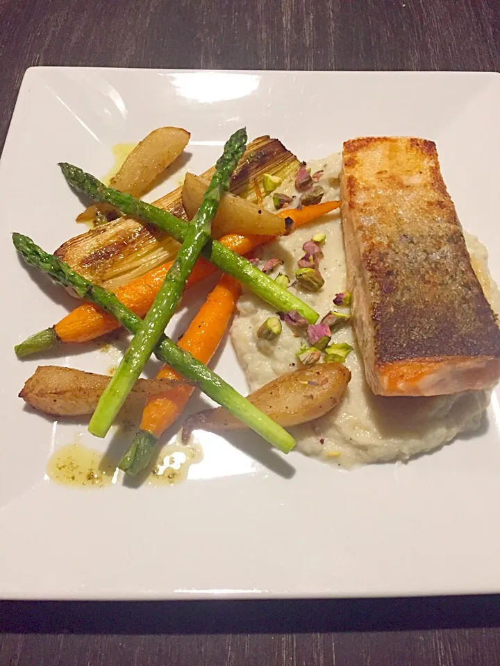 Salmon, Cauliflower Purée, Roasted Asparagus Pear Carrot + Leek with Basil Butter and Pistachios|Chrisy Hillさん