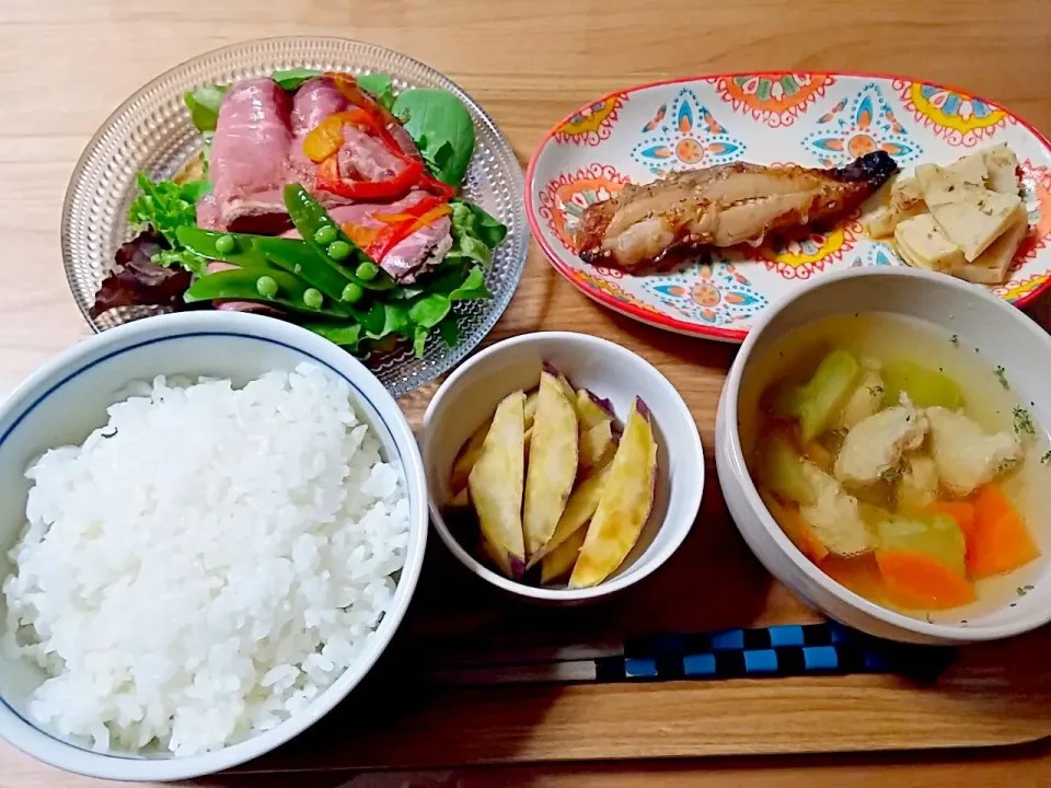 焼き魚(カラスガレイ)、たけのこの土佐煮、ローストビーフサラダ、ささみと野菜のスープ、さつまいものきんぴら|ゆかさん