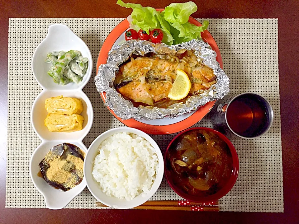 ＊鮭のホイル焼き(バター醤油)＊玉ねぎとおあげの赤だし味噌汁＊砂糖ざやのねり胡麻和え＊出し巻き卵＊黒胡麻豆腐の黒蜜きな粉がけ💖|あゆかさん