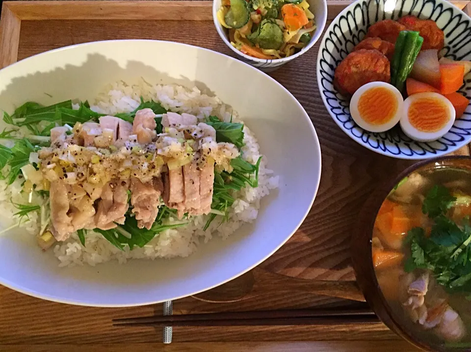 Snapdishの料理写真:蒸し鶏ネギ塩丼

鶏と野菜のスープ

煮物|ayumiさん