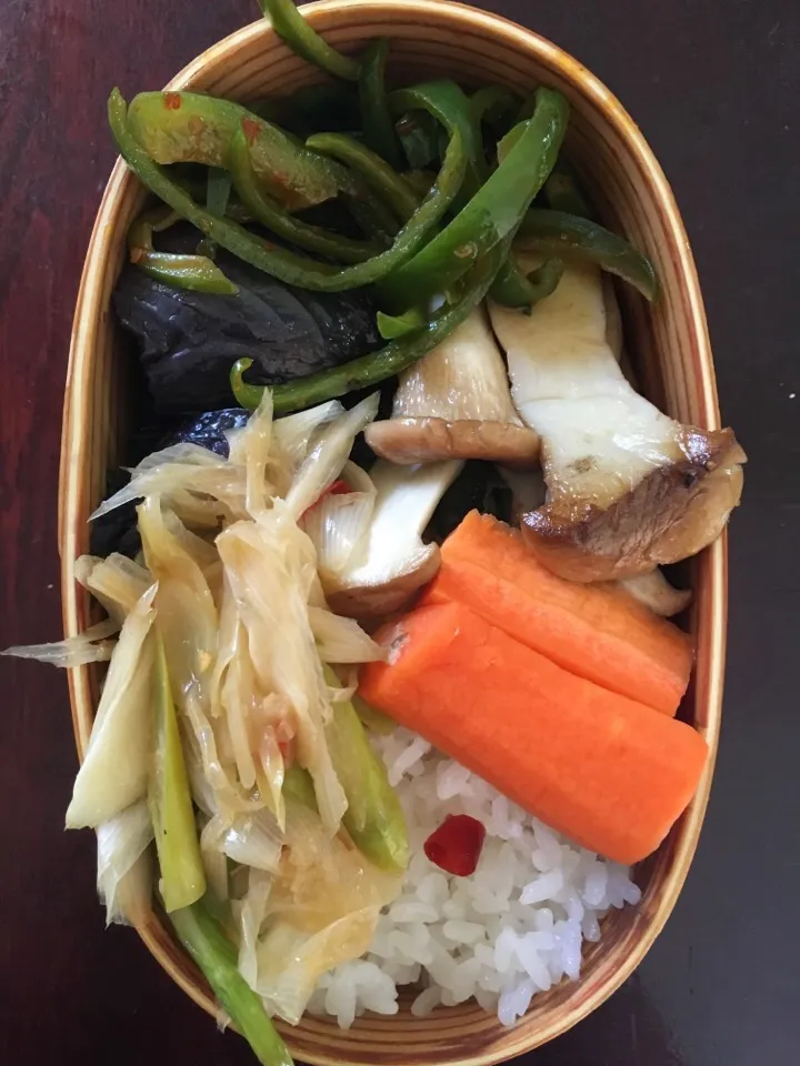 Snapdishの料理写真:乱雑！！昨日のお弁当と一品違い。マッシュルームがエリンギになりました。vegan弁当|aiさん