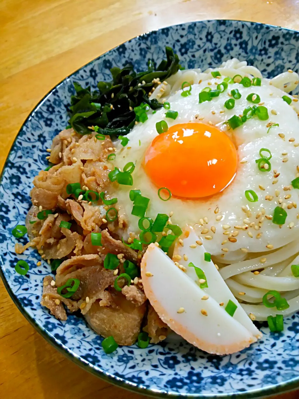 Snapdishの料理写真:冷やしとろろぶっかけうどん 肉 かまぼこ わかめ 卵黄トッピング|徳之島トトロンヌさん