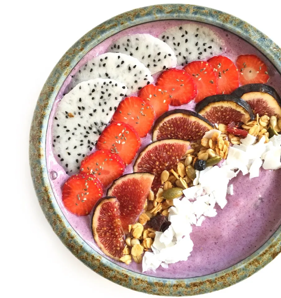 Maqui berry nice cream with fresh fruits, granola and coconut flakes|coxiella24さん