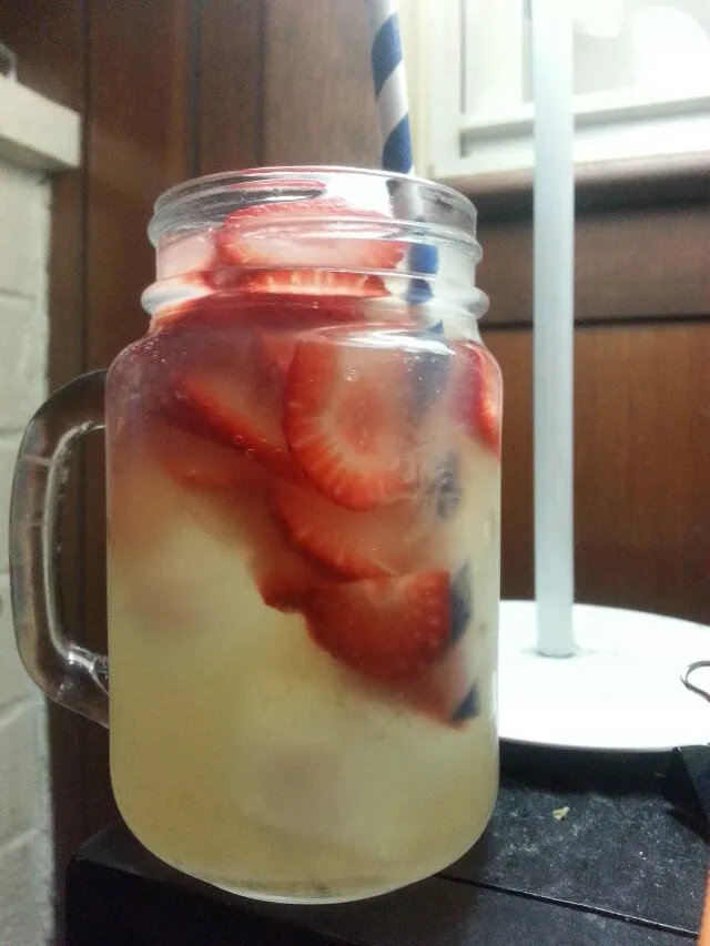 homemade strawberry lemonade.|Polly Gelfusoさん