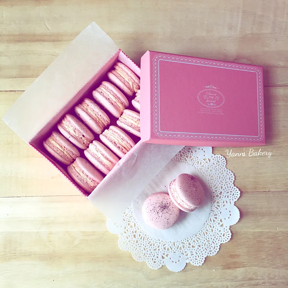 Snapdishの料理写真:自家製ローズバニラ茶マカロン
Homemade Rose Vanilla Tea Macarons|Yannさん