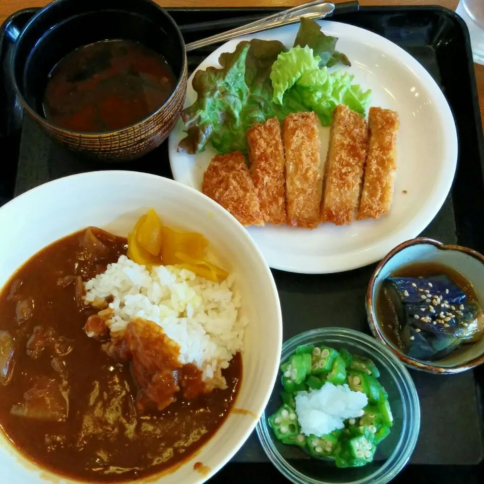 ランチ。トンカツと小鉢2つ。ご飯時カレーはセルフで|大石さん